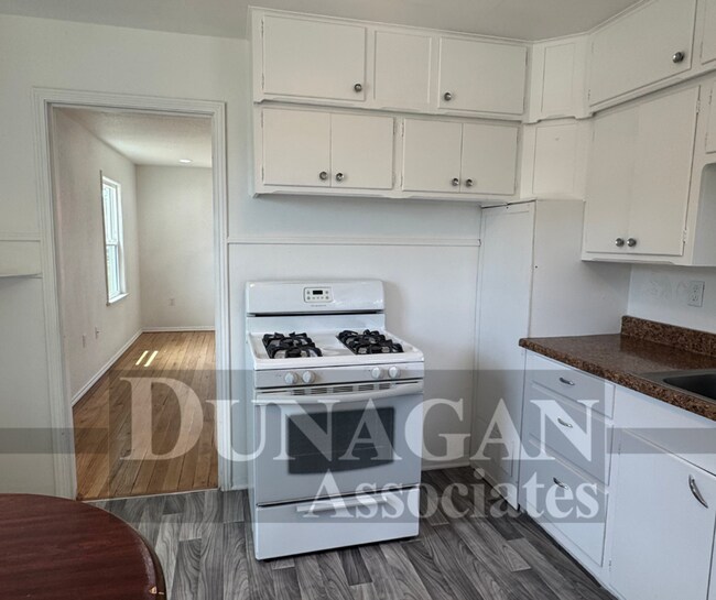 Foto del edificio - 2 Bed/1 Bath Home Open house on 6/18/2025 ...