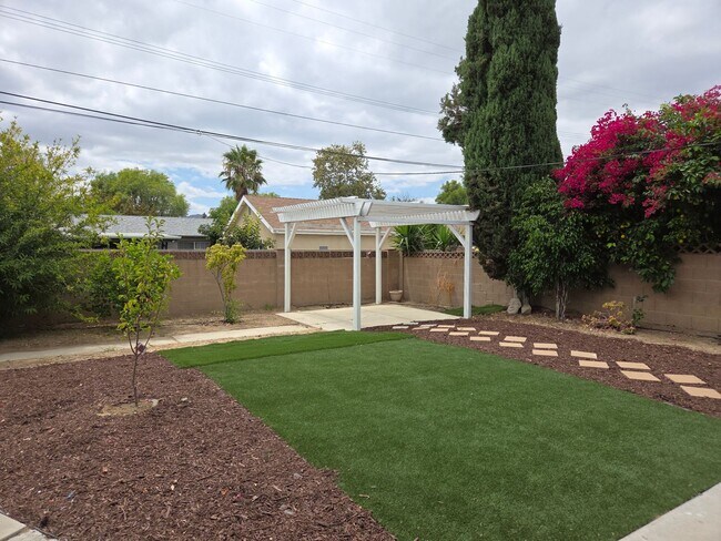 Building Photo - PRIVATE 3 bed/3 bath HOME + LARGE BONUS ROOM. NO OTHER UNITS ON PROPERTY.
