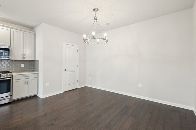 Foto del edificio - Beautiful end-unit condo townhome located ...
