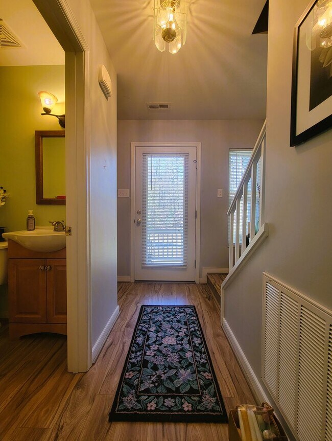 Building Photo - Well maintained townhouse in heart of Bon Air