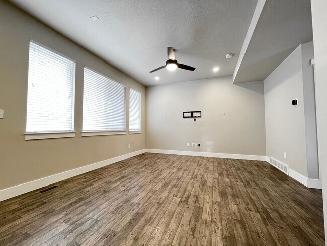 Foto del edificio - Coming soon! 3 Bedroom/2.5 Bathroom Townho...