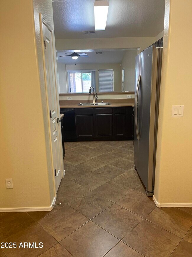 Foto del edificio - 1437 E Mayfield Dr