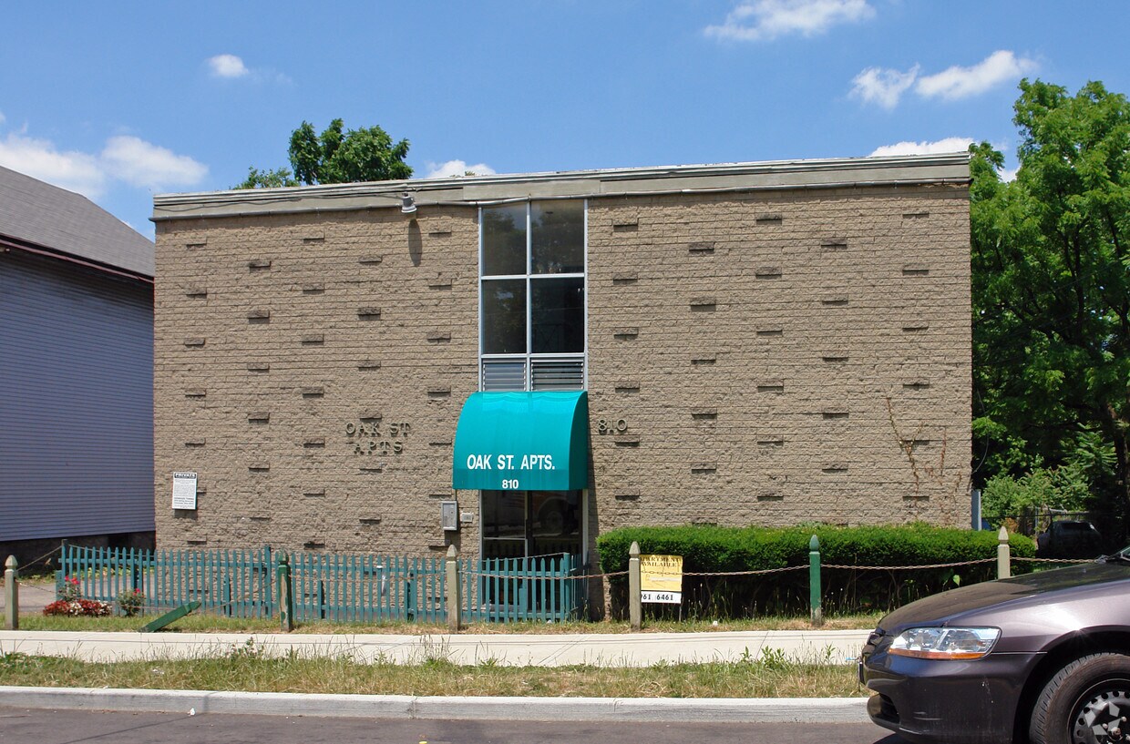 Primary Photo - Oak Street Apartments