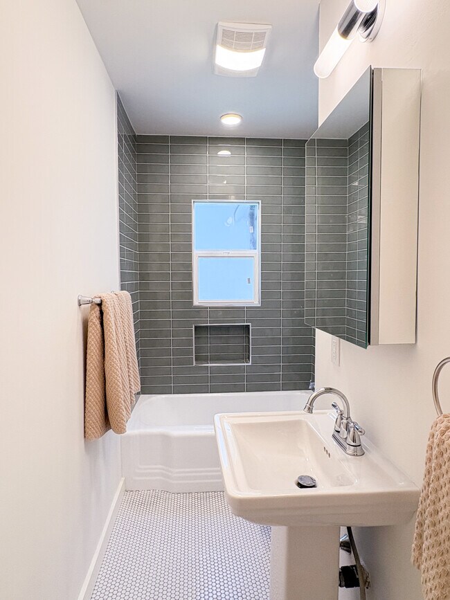 Baño completo con bañera original de la década de 1950 y azulejos nuevos. - 1041 Wilcox Ave