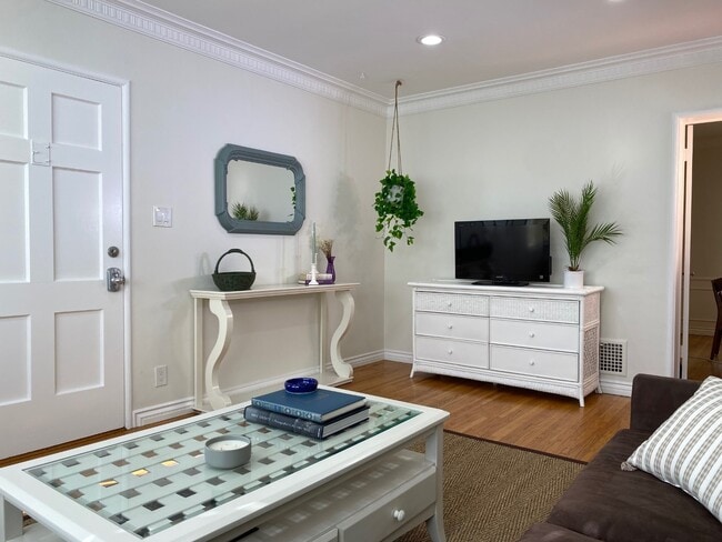 Living Room - 1286 Devon Ave