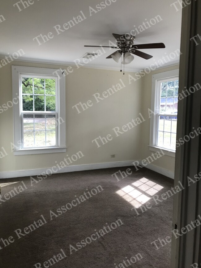 Foto del edificio - 1202 N McGuire Ave