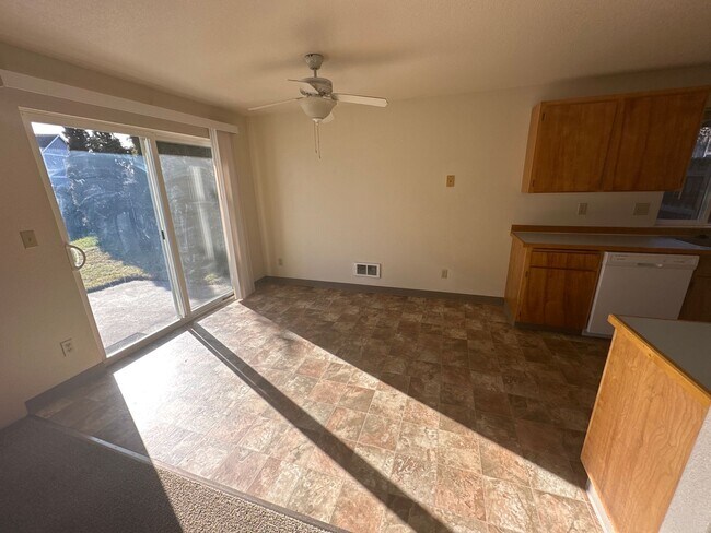Foto del edificio - Quiet Eastside 3 Bdrm House, 2 Bath, All appliances in Kitchen, Attached Garage, Fenced Yard