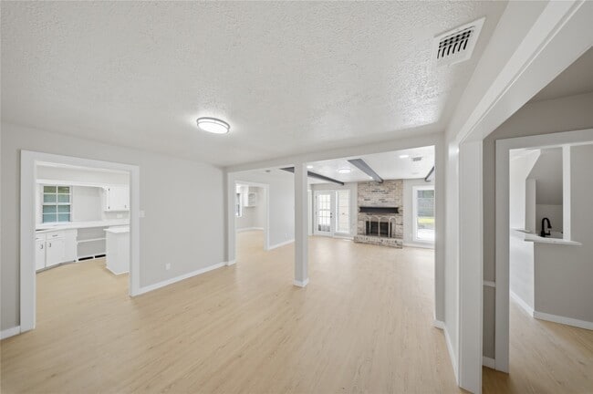Building Photo - 13903 Charlynn Oaks Dr