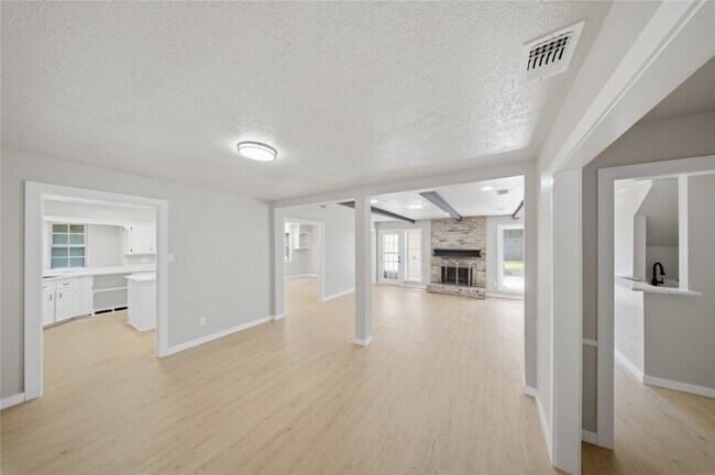 Foto del edificio - 13903 Charlynn Oaks Dr