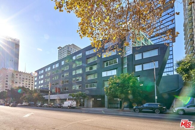 Building Photo - 901 Flower St