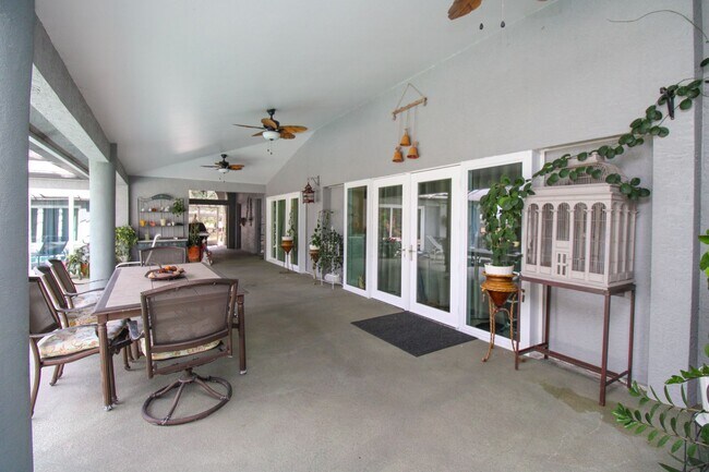 Foto del edificio - ** FIRST MONTH RENT FREE ** UNFURNISHED 3/2 FIRST FLOOR PRIVATE POOL HOME ** MOVE IN ASAP ** NO H...