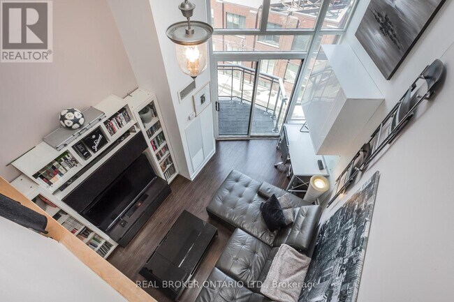 Building Photo - 255 Richmond St E