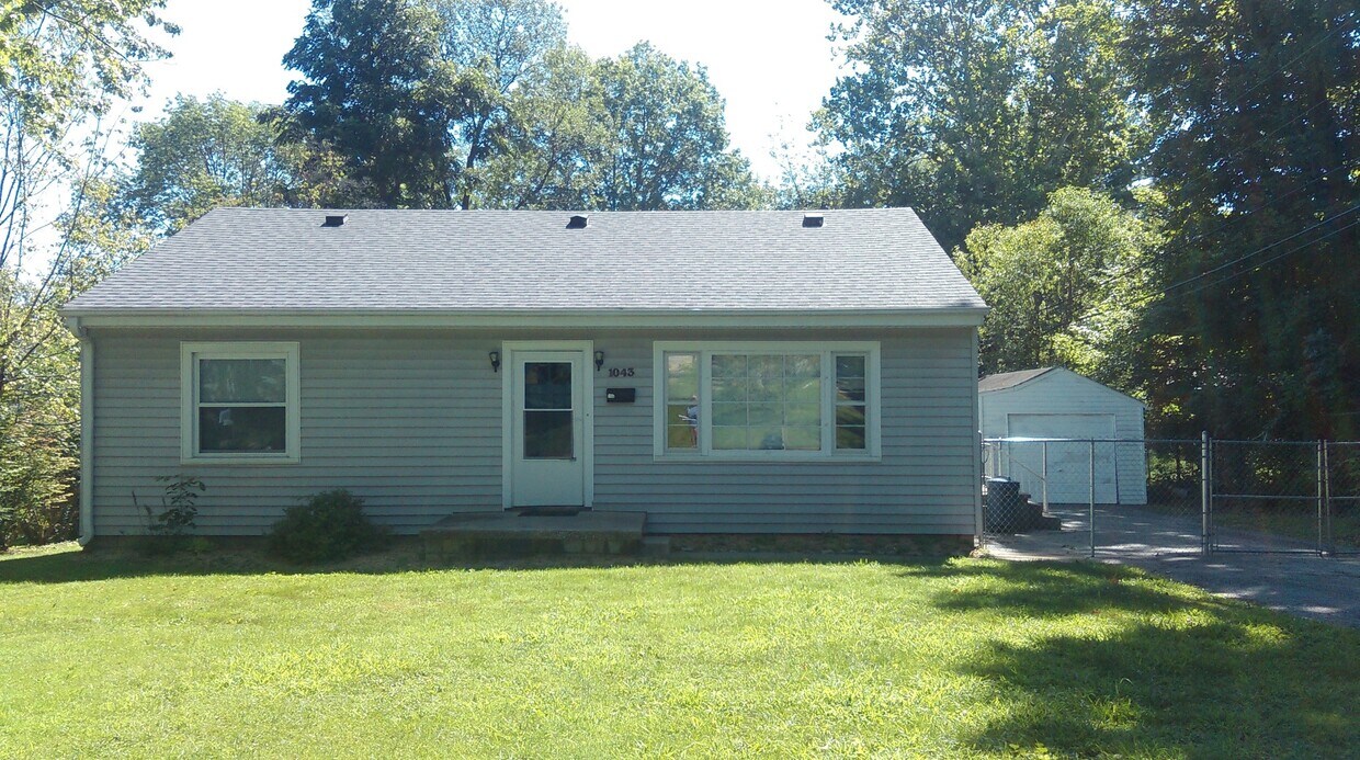 Primary Photo - **August 2026****- 3 bed 2 bath - Large ba...