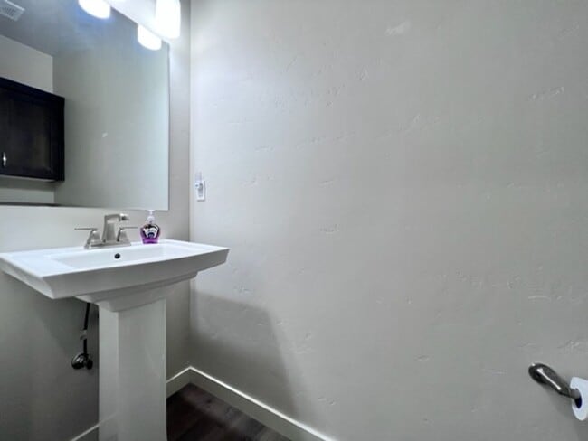 Building Photo - Beautiful Home in Meridian! Solar Power and Landscaping included.