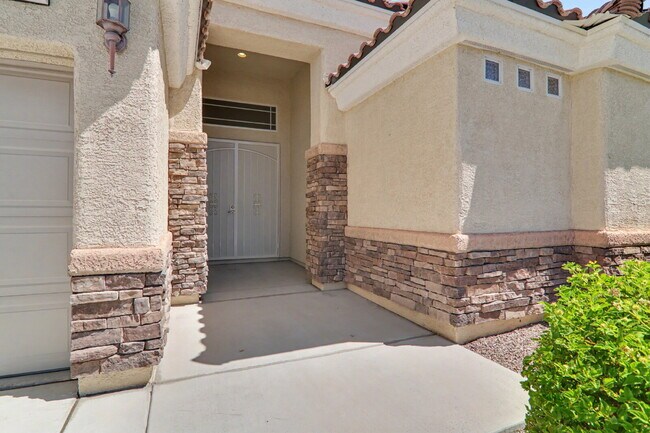 Foto del edificio - Immaculate 5-Bed, 3-Bath Entertainer’s Home on Over a Quarter Acre in Gated Riverwalk Ranch Manor...