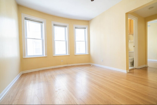 Building Photo - 4240 N Clarendon Ave