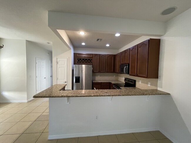 Building Photo - 3/2.5 Townhouse with a Garage!
