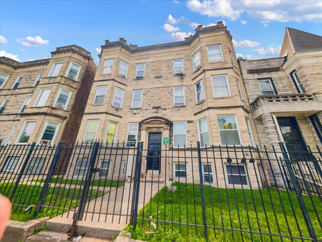 Foto principal - 3135 W Augusta Blvd