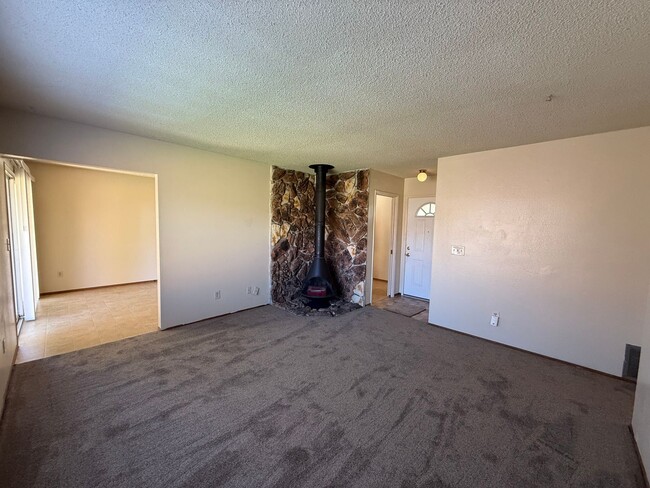 Building Photo - 3 bed 1 bath available in North Highlands!