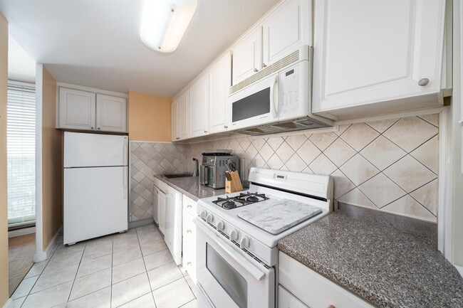 Building Photo - 6040 BLVD E