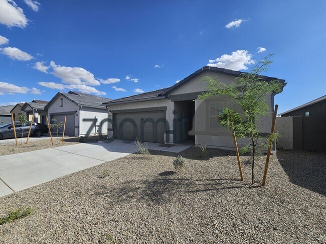 Foto del edificio - BEAUTIFUL HOME 4 BEDROOMS 3 BATHS!