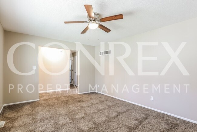 Building Photo - Beautiful 3 bedroom Raised Ranch in Lee's ...
