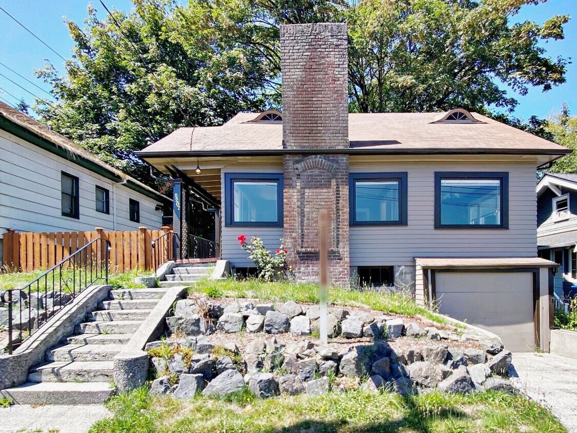 Foto principal - Beautiful Craftsman 5 bed 1 bath home with...