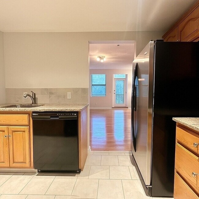 Foto del edificio - Updated 2BR / 2BA Condo with Private Deck & In-Unit Laundry at Academy Park