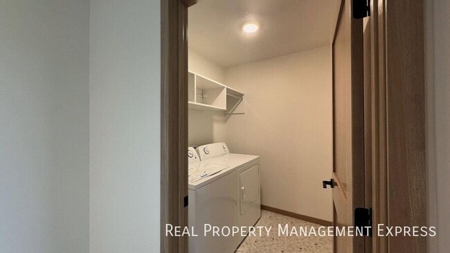 Building Photo - Modern 3 Bed 2.5 Bath Townhome Located in ...