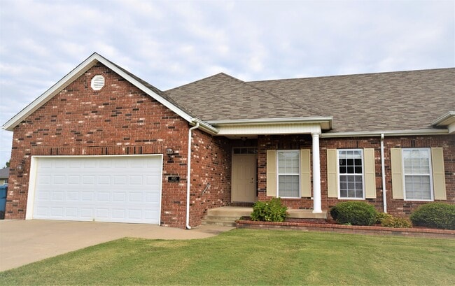 Building Photo - 1004 S Gate Cir