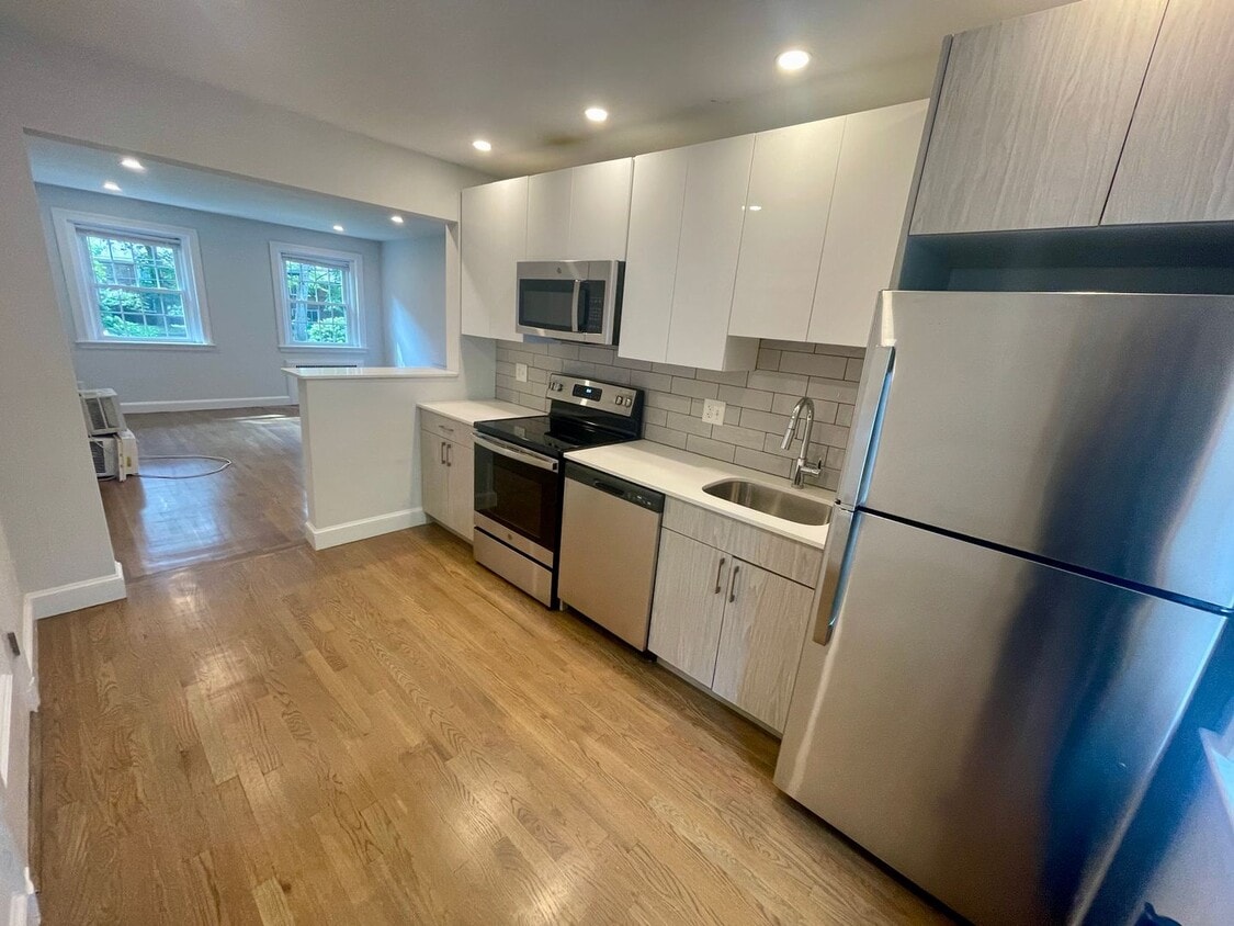 Primary Photo - Luxury 2Bed / 1Bath in Newton's Waban Neig...