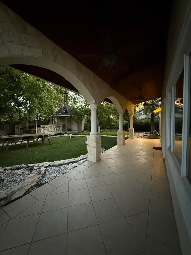 Foto del edificio - 3110 Jacaranda Dr