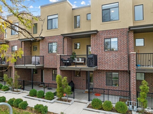Building Photo - 1411 E Komenda Way