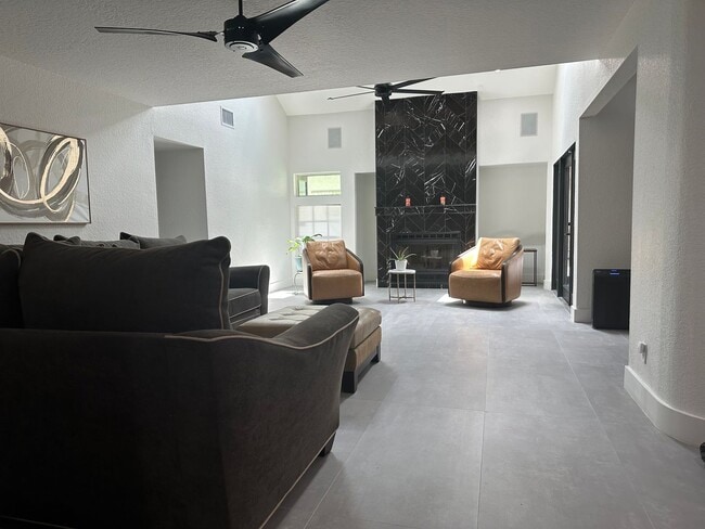 Building Photo - 4 Bedroom 3 Bathroom in Winter Haven