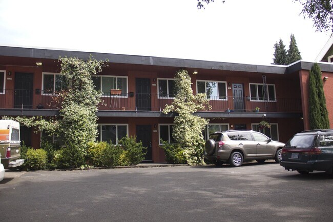 Foto del edificio - Bottom level 2bed, new s/s appliances, off street parking, on site laundry, all dogs welcome!