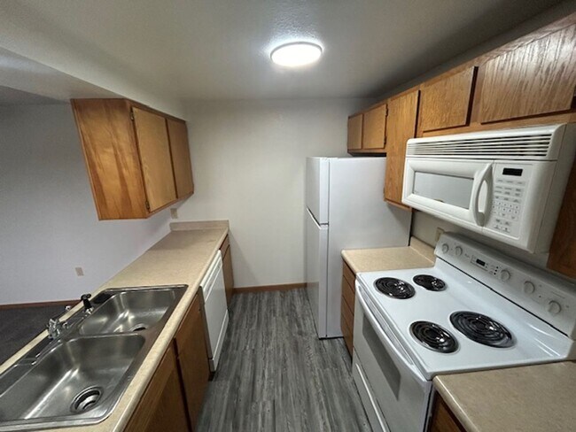 Building Photo - 2 bedroom, 1 bath apartment with Central A...