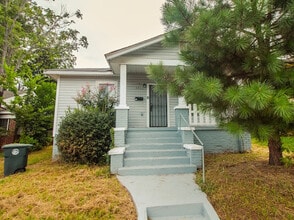 Building Photo - 1711 Center Way S