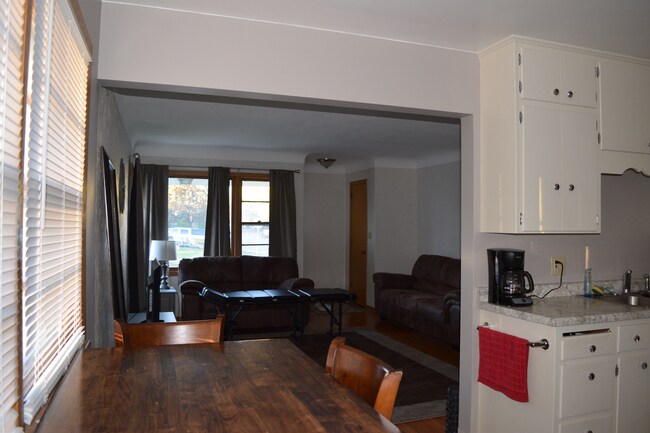 Gran sala de estar en el piso superior - 1588 Case Ave