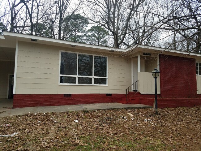 Building Photo - 2850 Oak Forest Dr