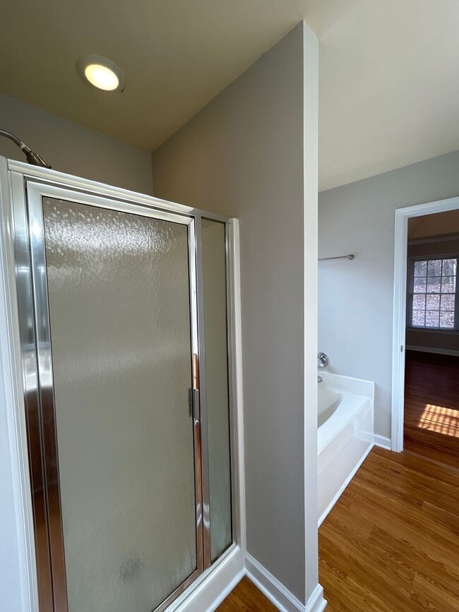 Building Photo - 1061 Emerson Dr