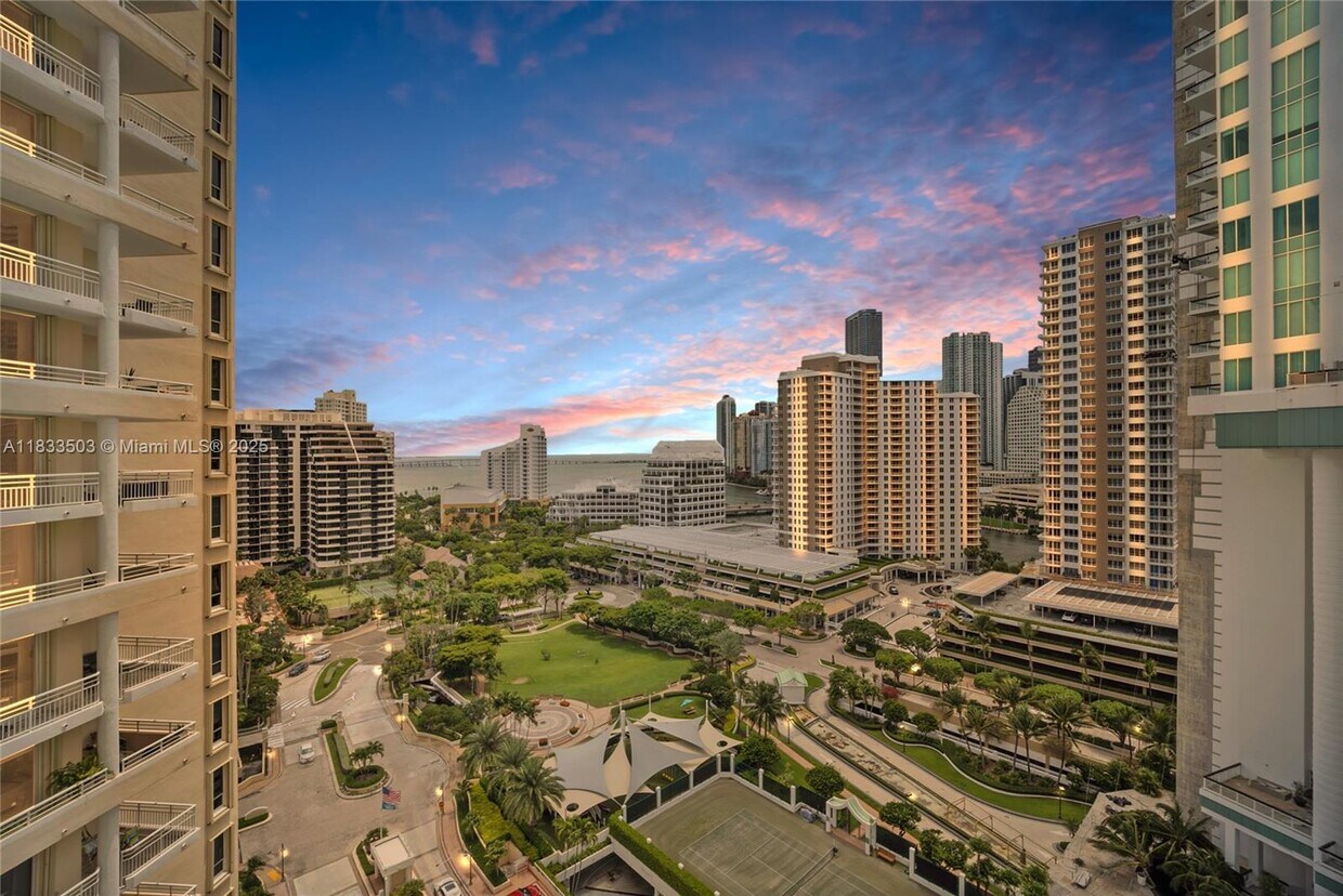 Foto principal - 888 Brickell Key Dr