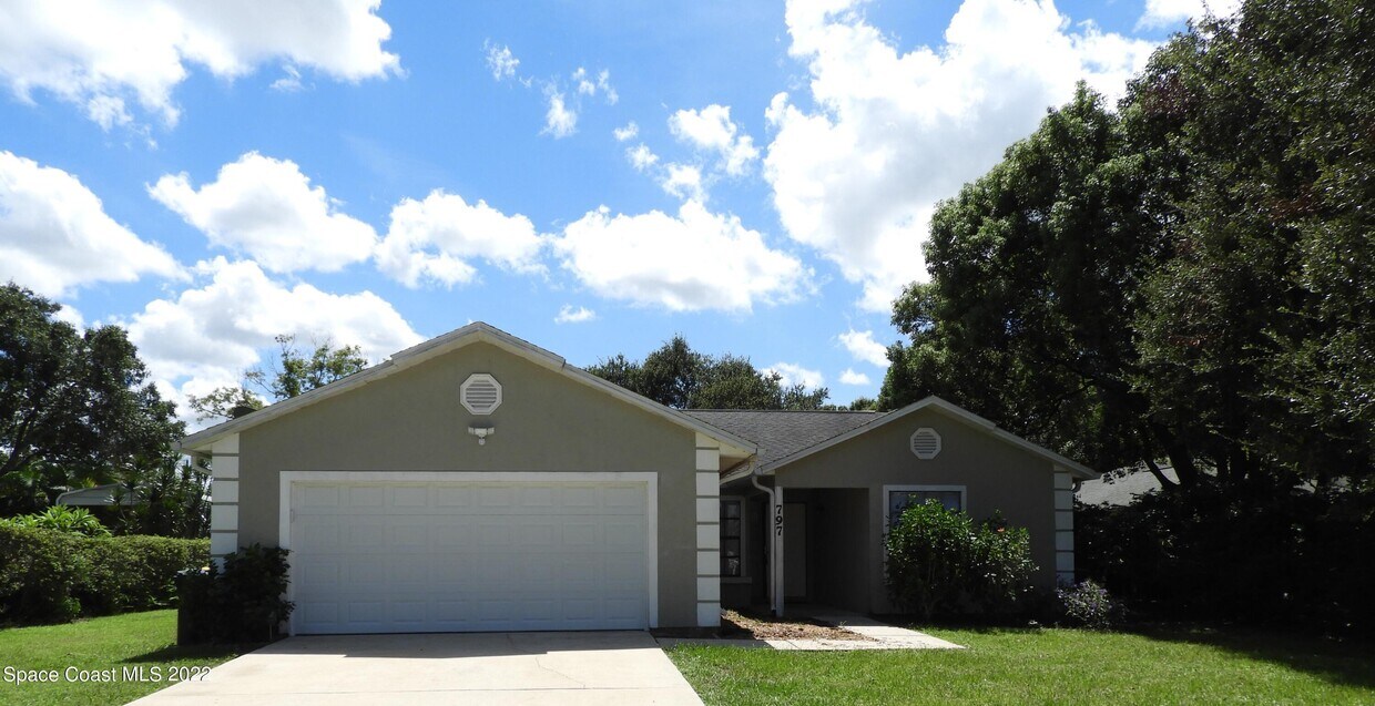 Foto principal - 797 White Pine Ave