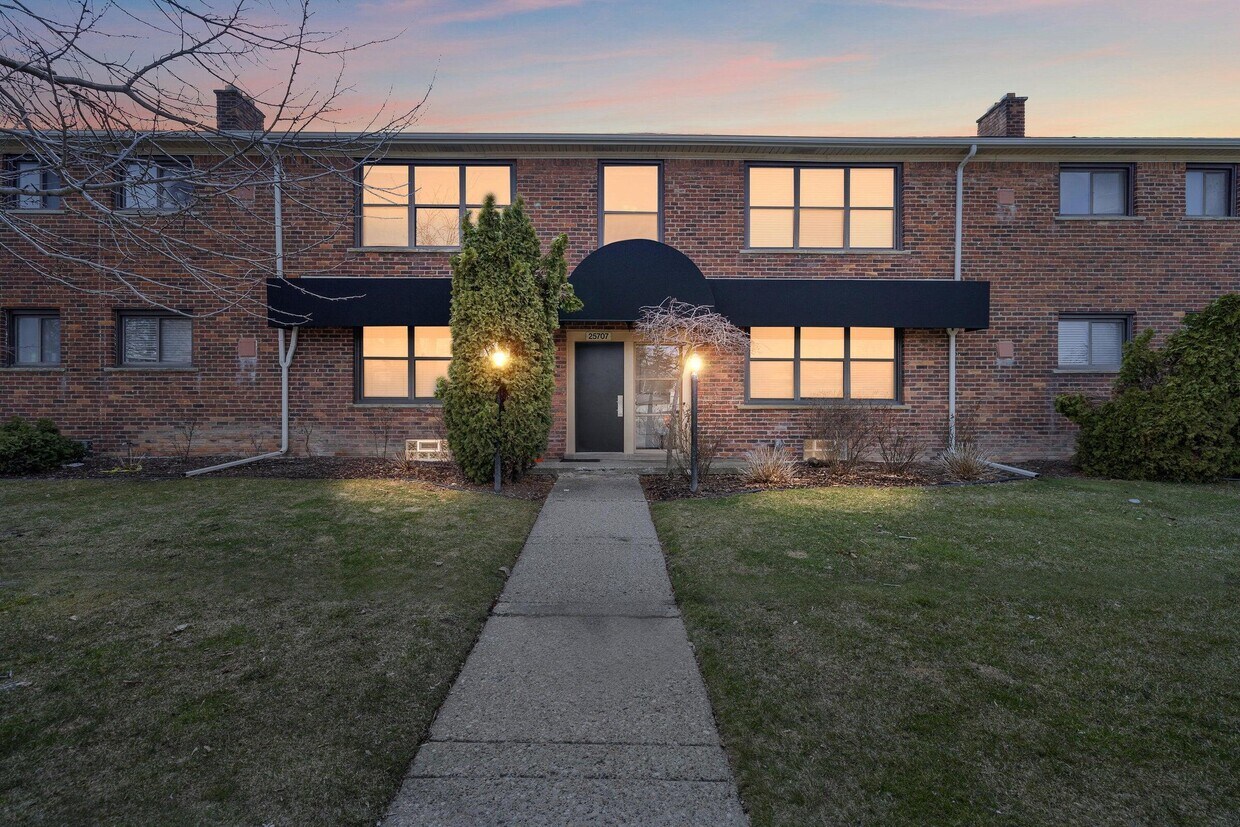 Foto principal - 25707 Woodward Ave