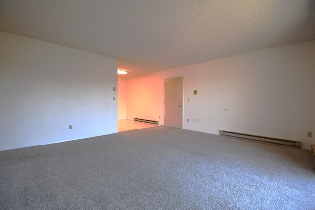 Building Photo - Top floor apartment! Close to MSU and downtown!