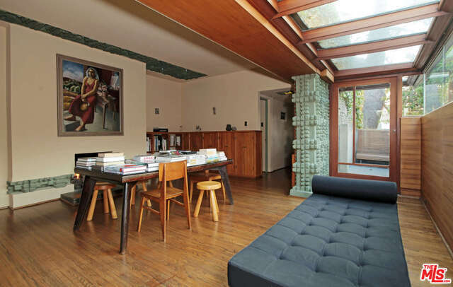 Foto del edificio - 858 N Doheny Dr