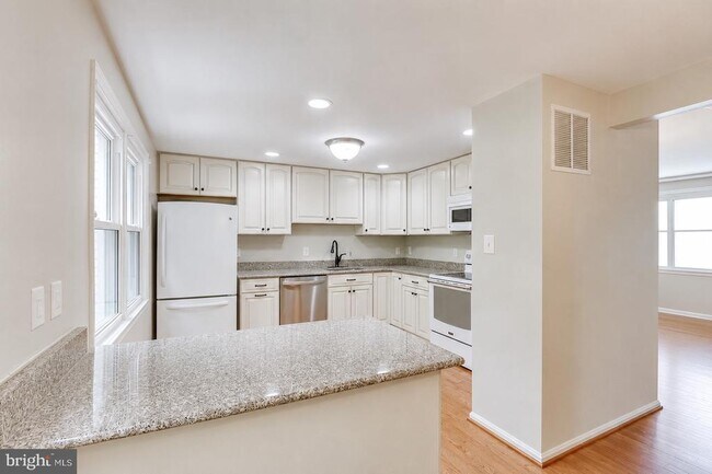 Building Photo - 3005 Silent Valley Dr