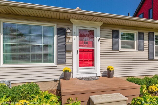 Building Photo - 223 Catalpa Dr