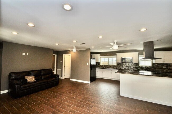 Foto del edificio - 6418 Treaschwig Rd