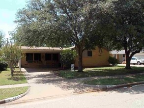 Building Photo - 4632 Pendleton Dr