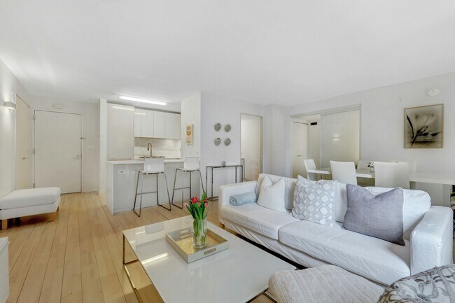 Foto del edificio - 322 W 57th St